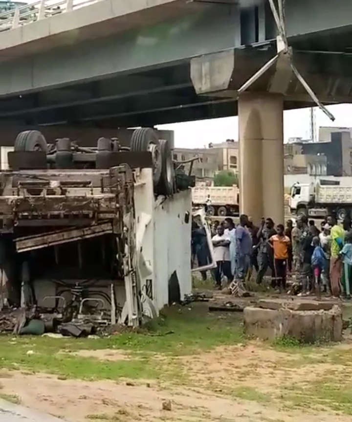 Un camion d’ordures chute du pont de la VDN 3, le chauffeur dans un état critique