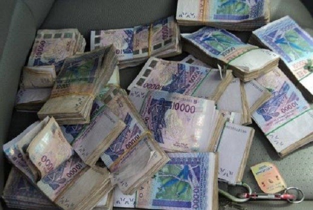 Un ado vole 35 millions francs à sa mère et vide le compte de son père