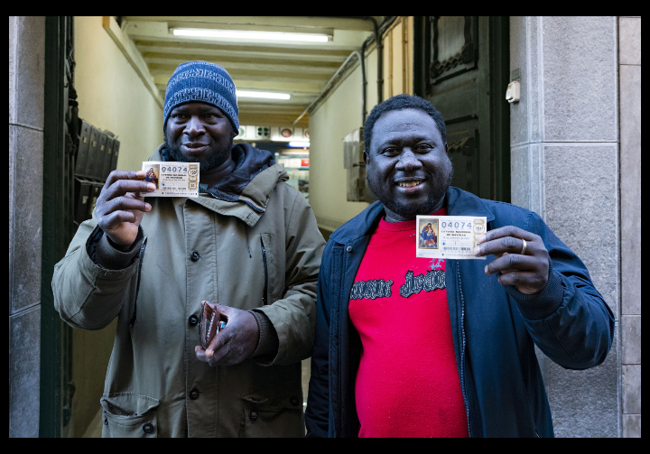 Espagne : un migrant gambien remporte 125 000 euros à la loterie de Noël