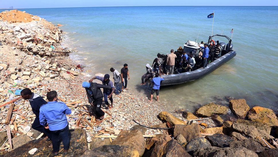 Des dizaines de migrants morts dans un naufrage près des côtes italiennes