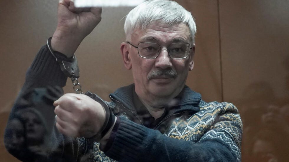 Russie: l&rsquo;opposition toujours plus malmenée, le dissident Oleg Orlov condamné à deux ans et demi de prison
